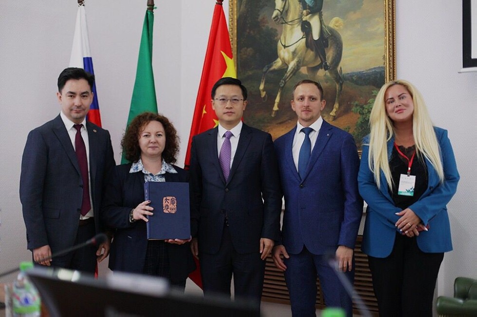 大学收到中华人民共和国驻喀山总领事向波赠送的《广州百科全书》 大学收到中华人民共和国驻喀山总领事向波赠送的《广州百科全书》