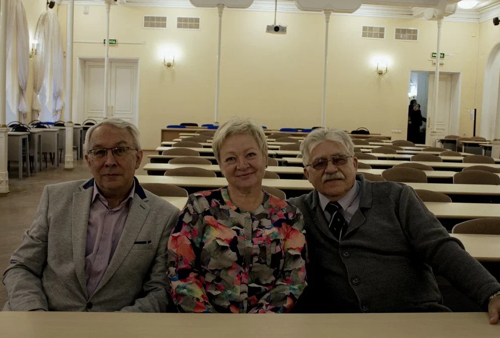 � �������