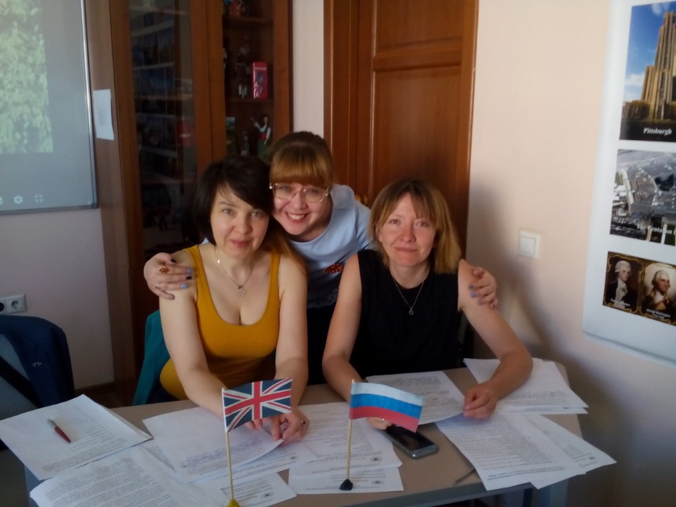 Сирень цветет? Победу празднует народ! И снова ждет своих героев перевод Сирень цветет? Победу празднует народ! И снова ждет своих героев перевод