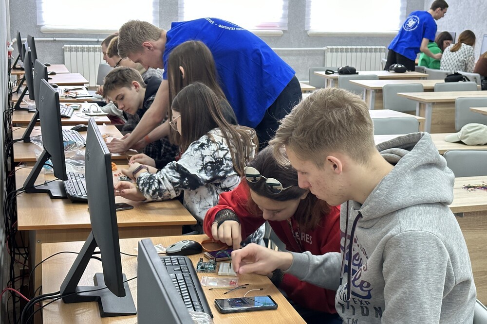 В воскресенье, 2 апреля, в Елабужском институте КФУ для школьников из Лисичанска были проведены мастер-классы от отделения математики и естественных наук В воскресенье, 2 апреля, в Елабужском институте КФУ для школьников из Лисичанска были проведены мастер-классы от отделения математики и естественных наук