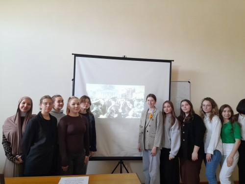 Студенты кафедры начального образования приняли участие в кураторском часе 'Песни военных лет ? песни Победы' Студенты кафедры начального образования приняли участие в кураторском часе 'Песни военных лет ? песни Победы'