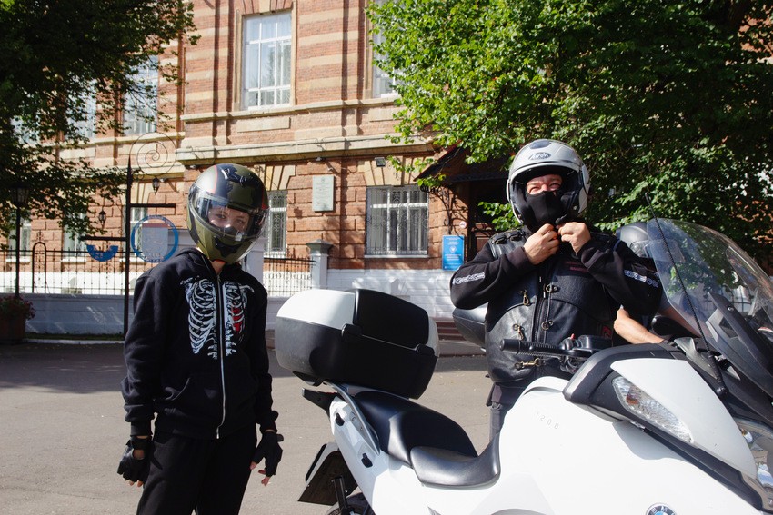 Выпускники ОШ 'Университетская' встретились с представителями мотоклуба 'Ночные волки' Выпускники ОШ 'Университетская' встретились с представителями мотоклуба 'Ночные волки'