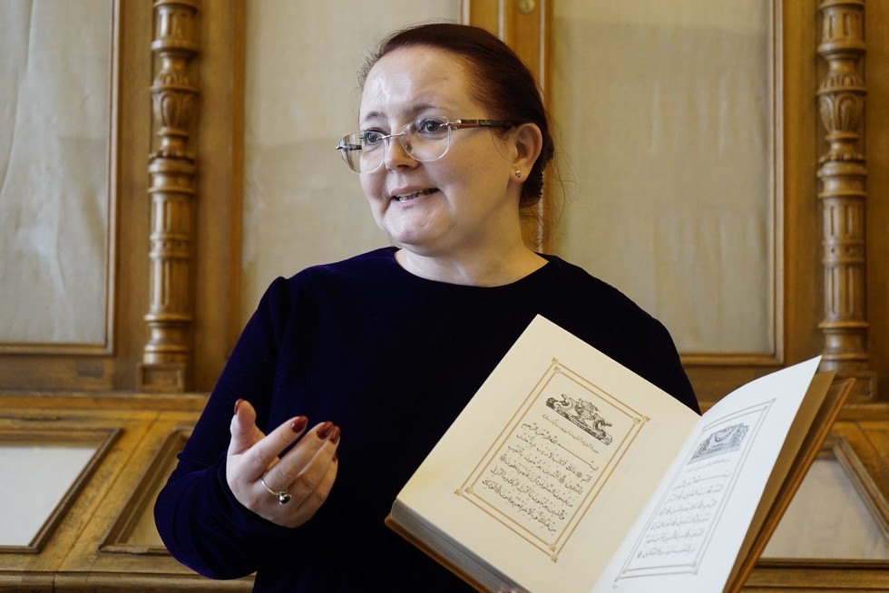 Рукописи, миниатюрный Коран и другие сокровища книгохранилища КФУ смогли увидеть казанцы в День библиотек Рукописи, миниатюрный Коран и другие сокровища книгохранилища КФУ смогли увидеть казанцы в День библиотек