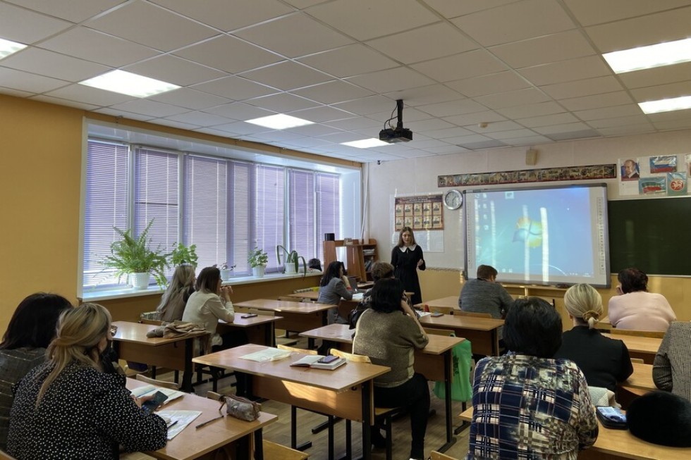 Преподаватели Елабужского института КФУ и ОШ 'Университетская' приняли участие в работе методического объединения учителей истории и обществознания Преподаватели Елабужского института КФУ и ОШ 'Университетская' приняли участие в работе методического объединения учителей истории и обществознания