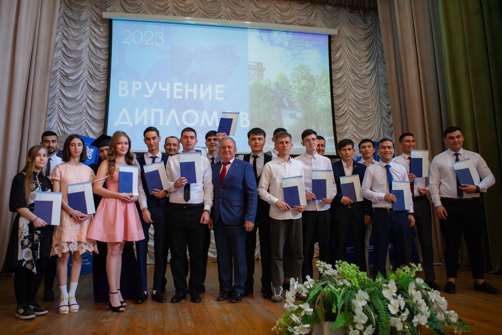 Дан старт вручению дипломов бакалаврам и магистрам Елабужского института КФУ Дан старт вручению дипломов бакалаврам и магистрам Елабужского института КФУ