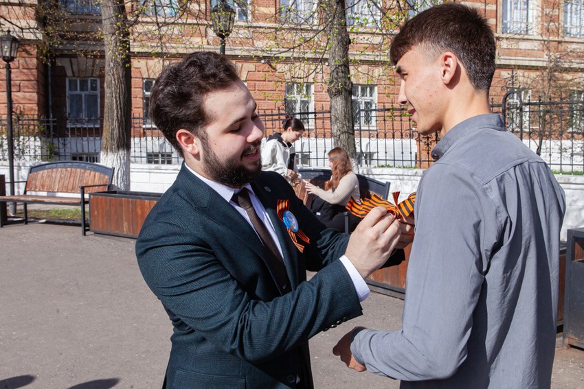 Акцию 'Георгиевская ленточка' провел профком студентов и аспирантов Елабужского института КФУ Акцию 'Георгиевская ленточка' провел профком студентов и аспирантов Елабужского института КФУ