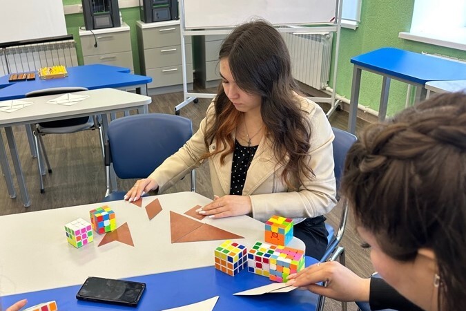 На базе Дома научной коллаборации им. К.А. Валиева проходят занятия по подготовке будущих учителей начальных классов по дисциплине 'Внеклассная работа по математике' На базе Дома научной коллаборации им. К.А. Валиева проходят занятия по подготовке будущих учителей начальных классов по дисциплине 'Внеклассная работа по математике'