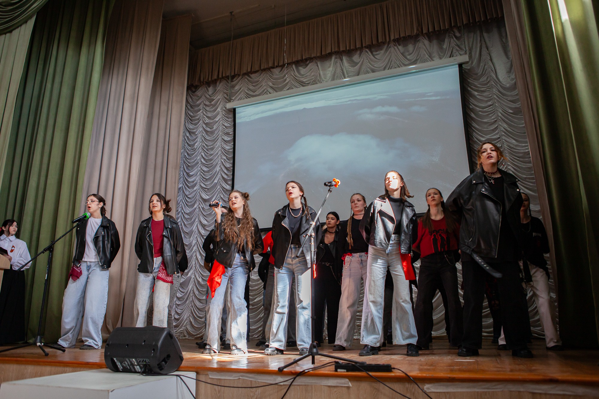 В Елабужском институте прошёл конкурс 'Битва хоров', посвящённый 80-летию Победы в Великой Отечественной войне В Елабужском институте прошёл конкурс 'Битва хоров', посвящённый 80-летию Победы в Великой Отечественной войне