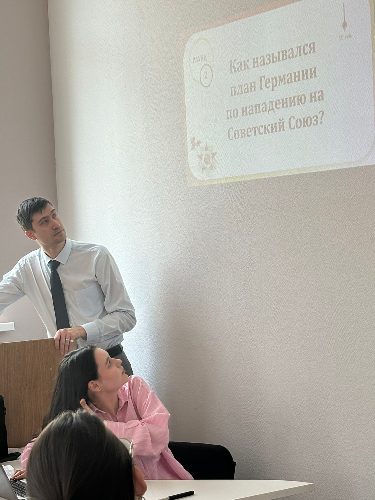 ����� �����������, ������������ � 80-����� ������ � ������� ������������� �����