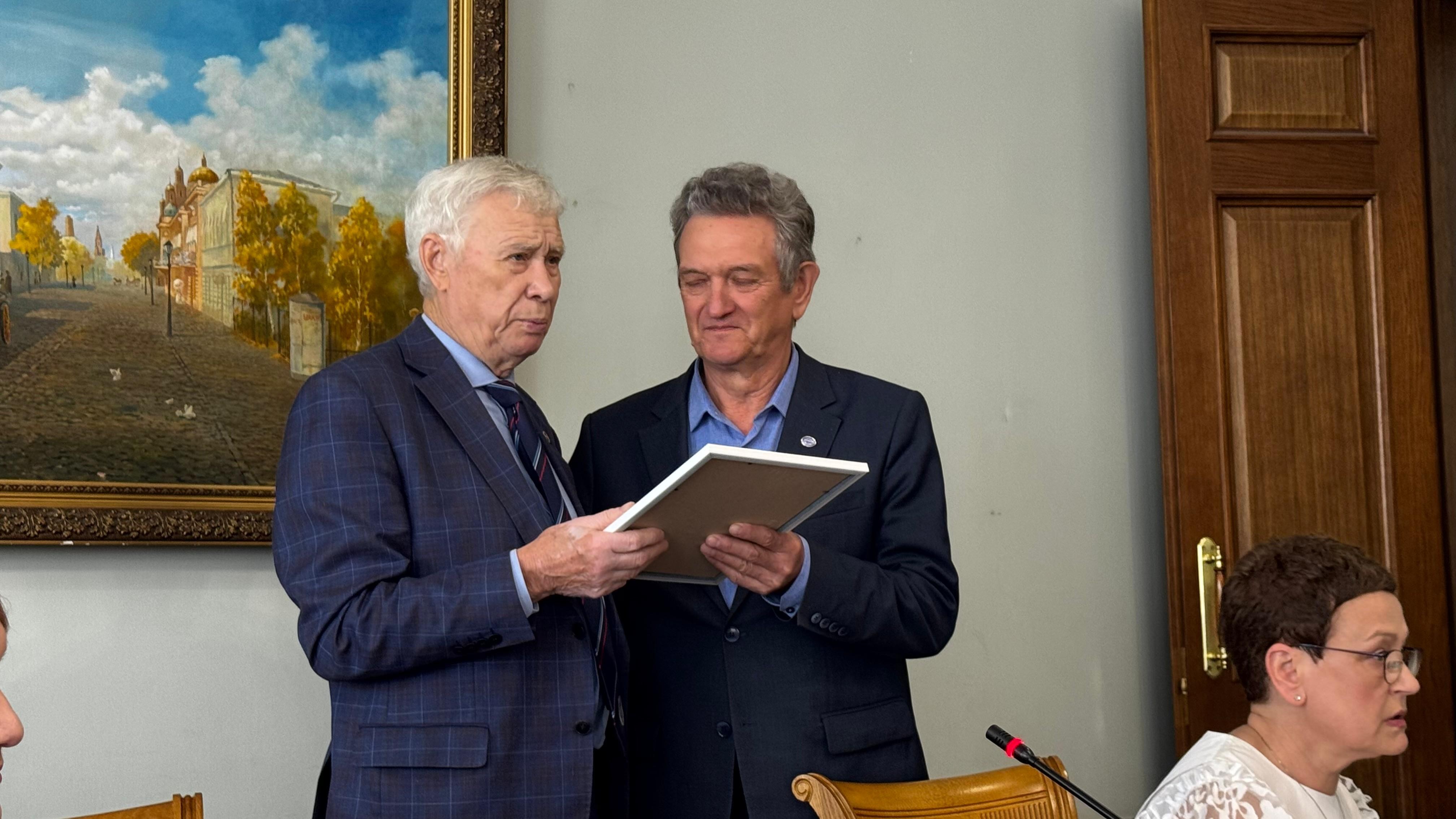 Ильдус Сафин награжден знаком Ильдус Сафин награжден знаком