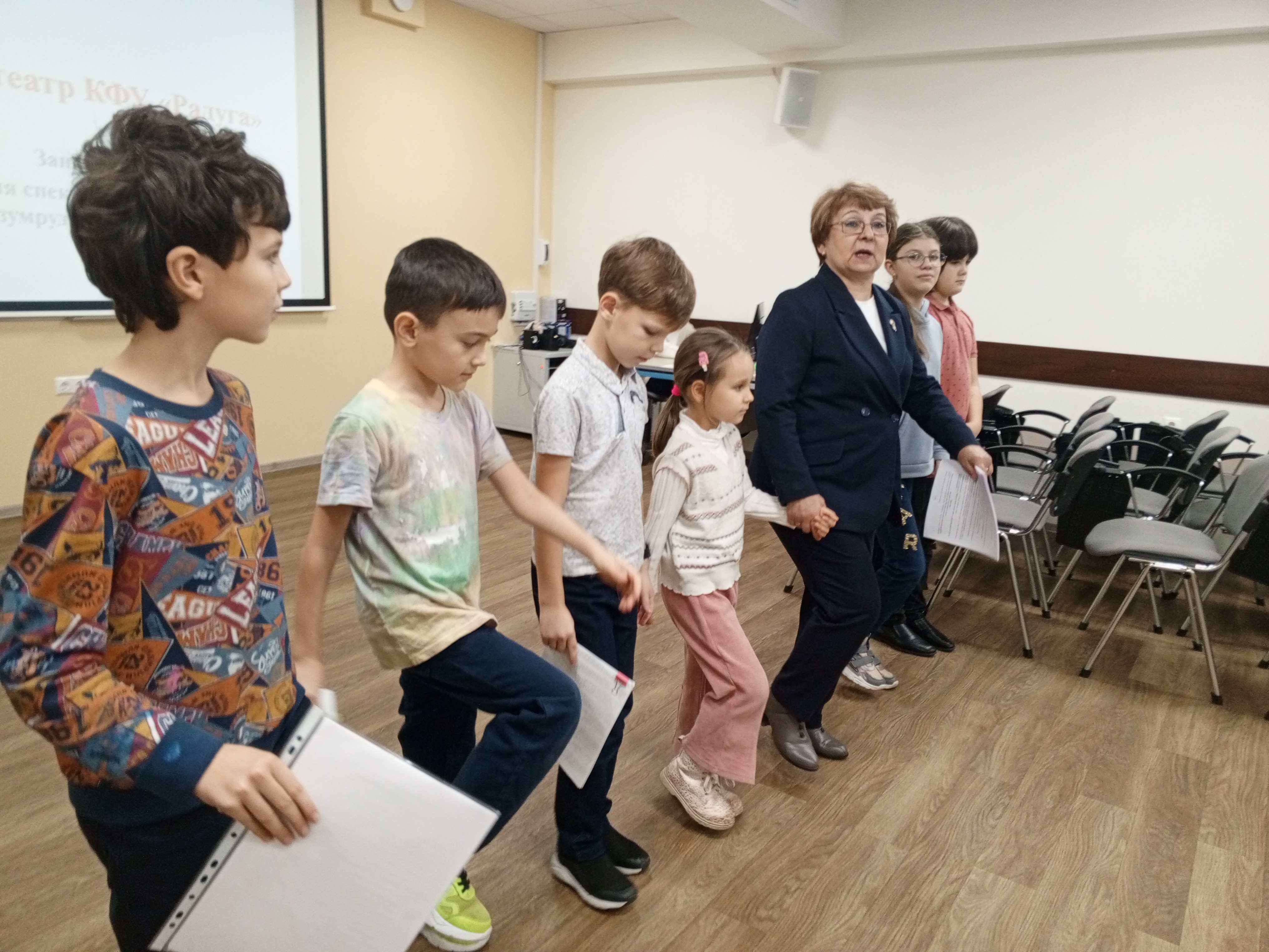 Идет подготовка к спектаклю детского театра 'Радуга' 'Волшебник Изумрудного города' Идет подготовка к спектаклю детского театра 'Радуга' 'Волшебник Изумрудного города'