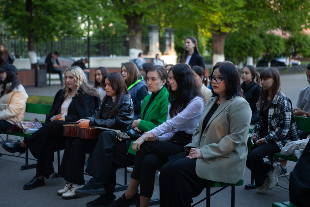 'Ах, эти тучи в голубом'... 'Ах, эти тучи в голубом'...