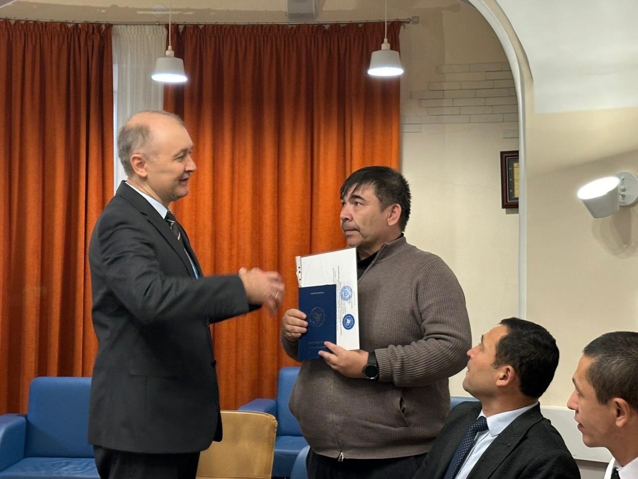 В Институте психологии и образования преподавателям Шахрисабзского государственного педагогического института вручили документы о повышении квалификации В Институте психологии и образования преподавателям Шахрисабзского государственного педагогического института вручили документы о повышении квалификации