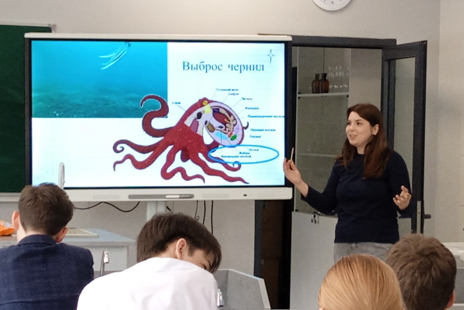 Школьники научились делать чернила и писать пером Школьники научились делать чернила и писать пером