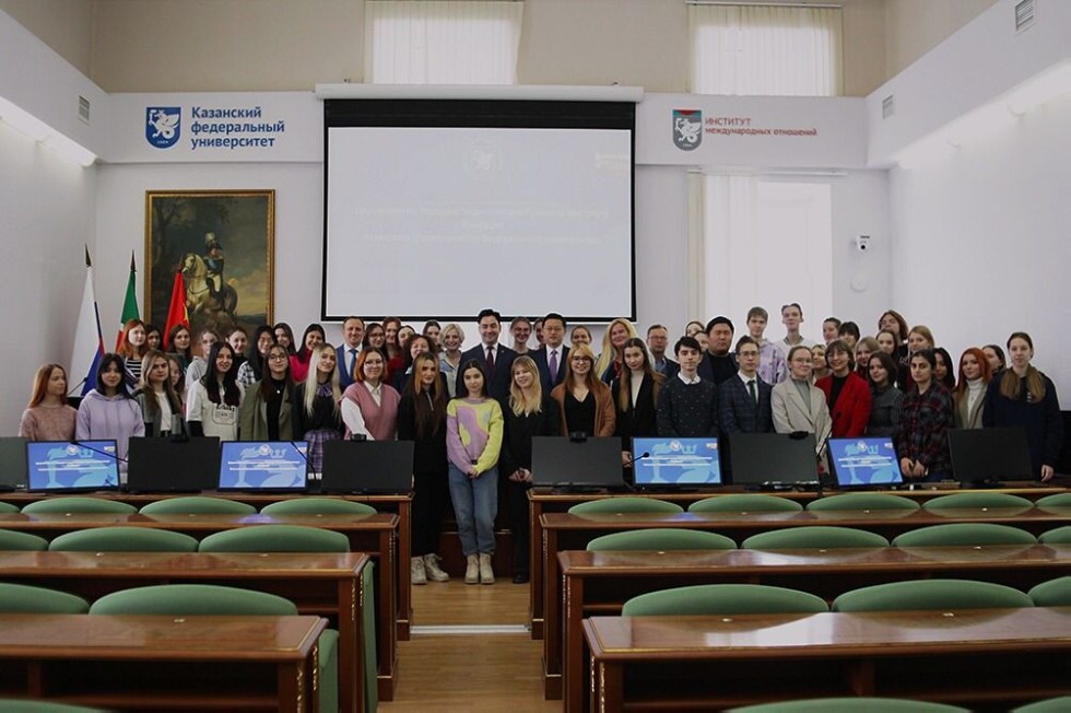 大学收到中华人民共和国驻喀山总领事向波赠送的《广州百科全书》 大学收到中华人民共和国驻喀山总领事向波赠送的《广州百科全书》