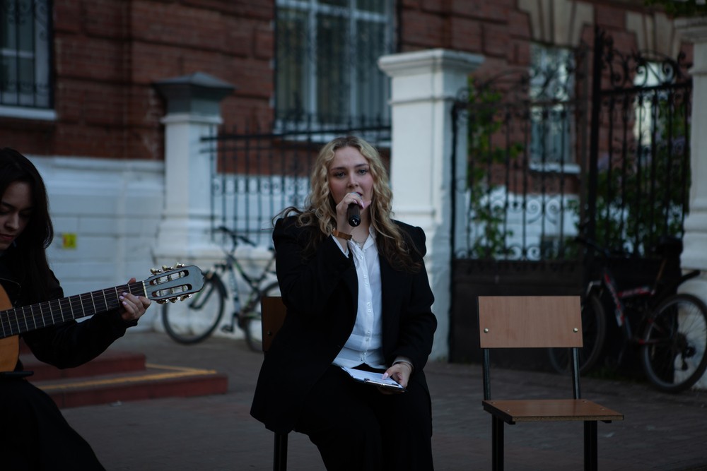 'Ах, эти тучи в голубом'... 'Ах, эти тучи в голубом'...