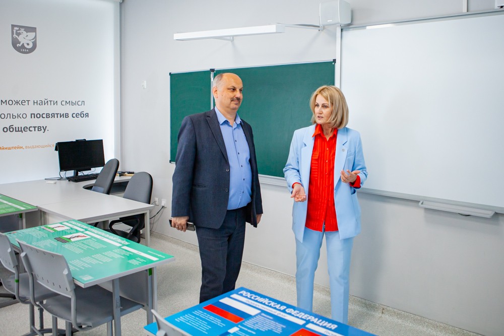 В Елабужском институте КФУ прошла встреча с Голубицким А.В., директором МБОУ СОШ 'Школа будущего' В Елабужском институте КФУ прошла встреча с Голубицким А.В., директором МБОУ СОШ 'Школа будущего'