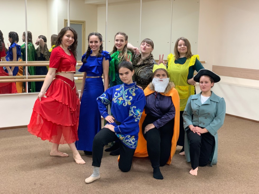 Студенческий молодежный театр 'Триумф' показал детям спектакль 'Емелино счастье' Студенческий молодежный театр 'Триумф' показал детям спектакль 'Емелино счастье'