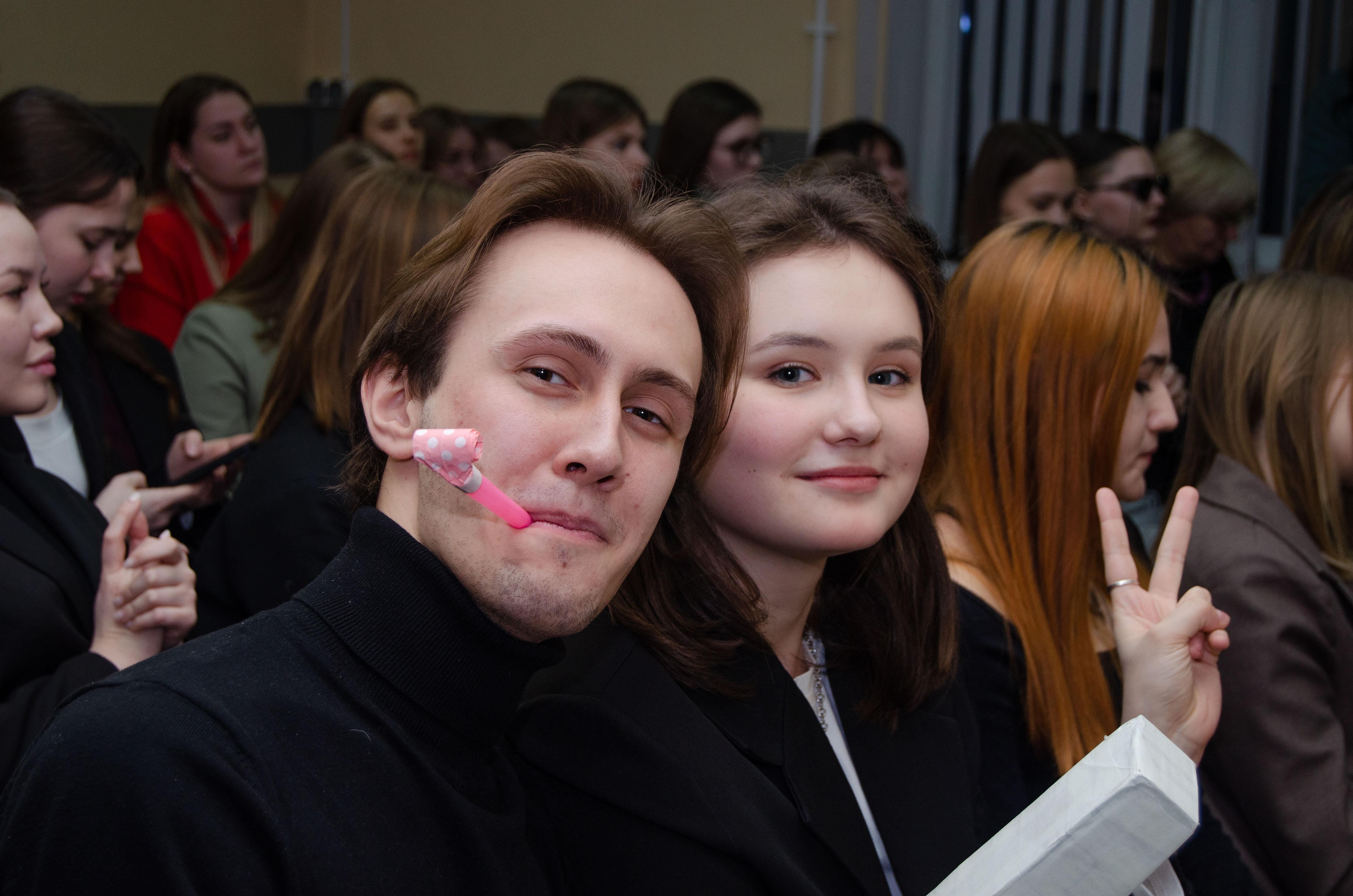 ����� ����