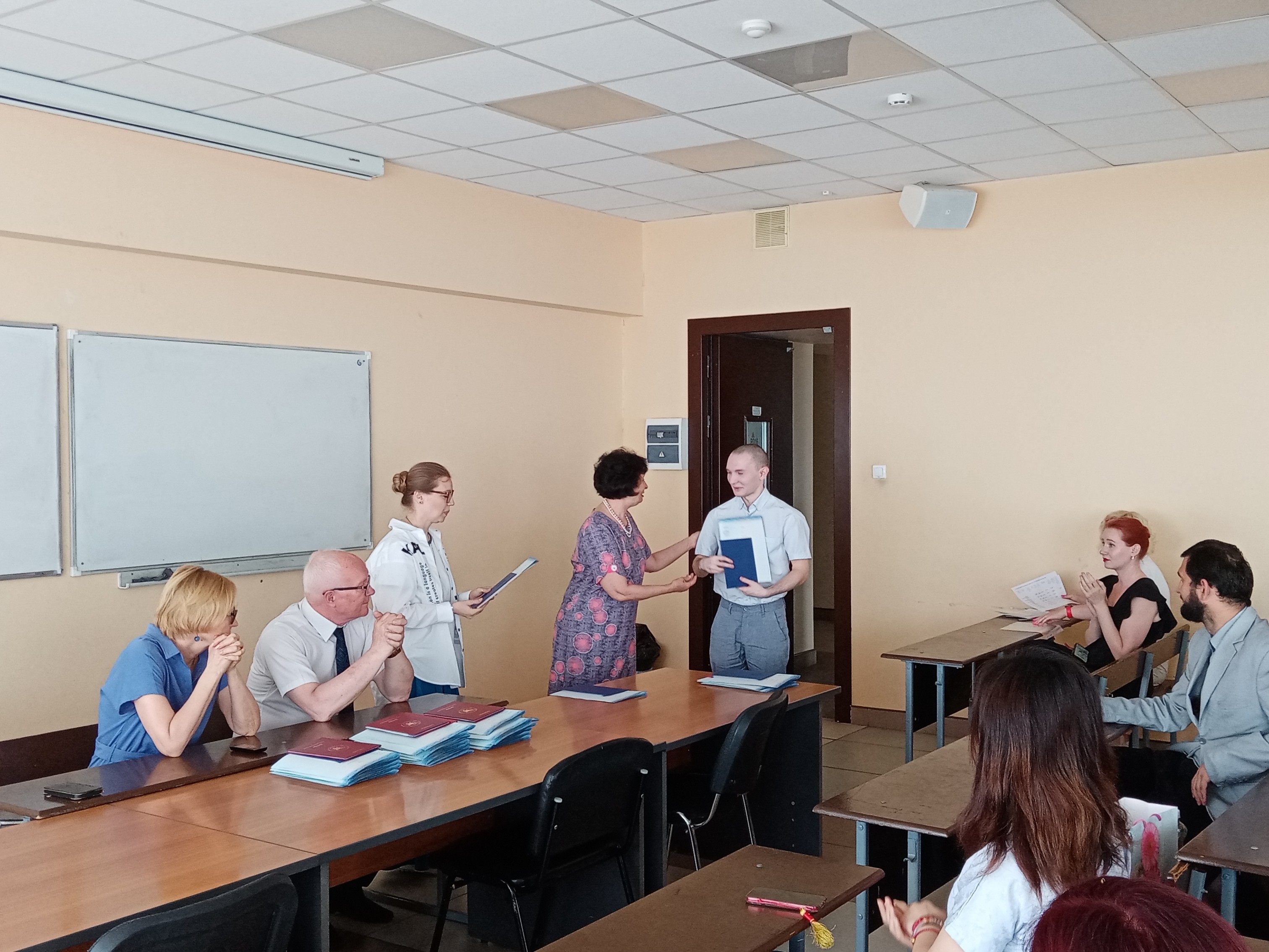 Торжественное вручение дипломов! Торжественное вручение дипломов!