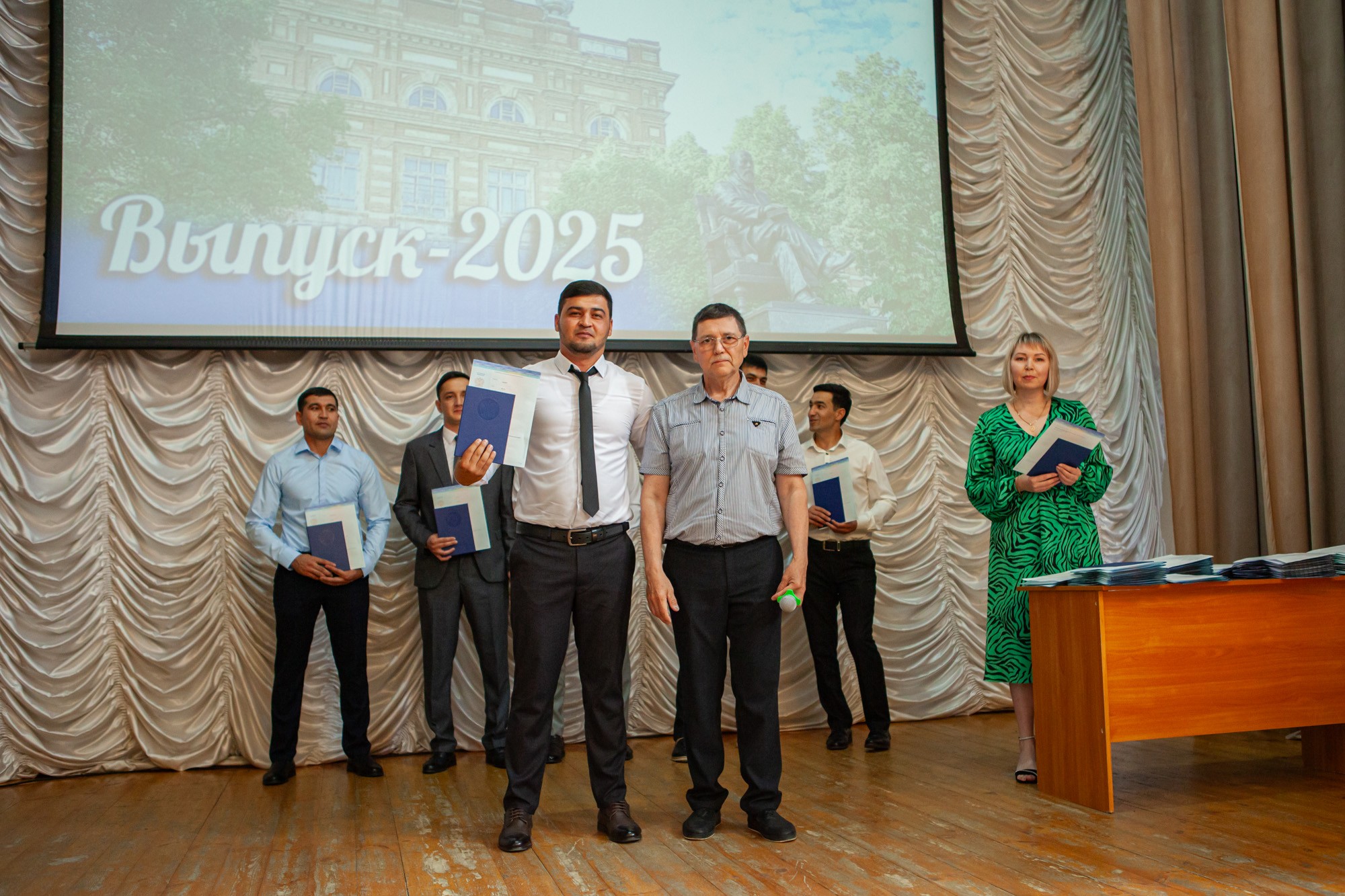 В Елабужском институте КФУ вручили дипломы новым специалистам В Елабужском институте КФУ вручили дипломы новым специалистам