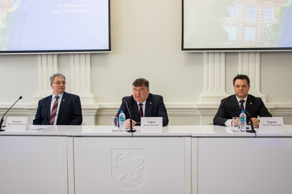 Ректор КФУ представил коллективу Елабужского института нового директора Ректор КФУ представил коллективу Елабужского института нового директора