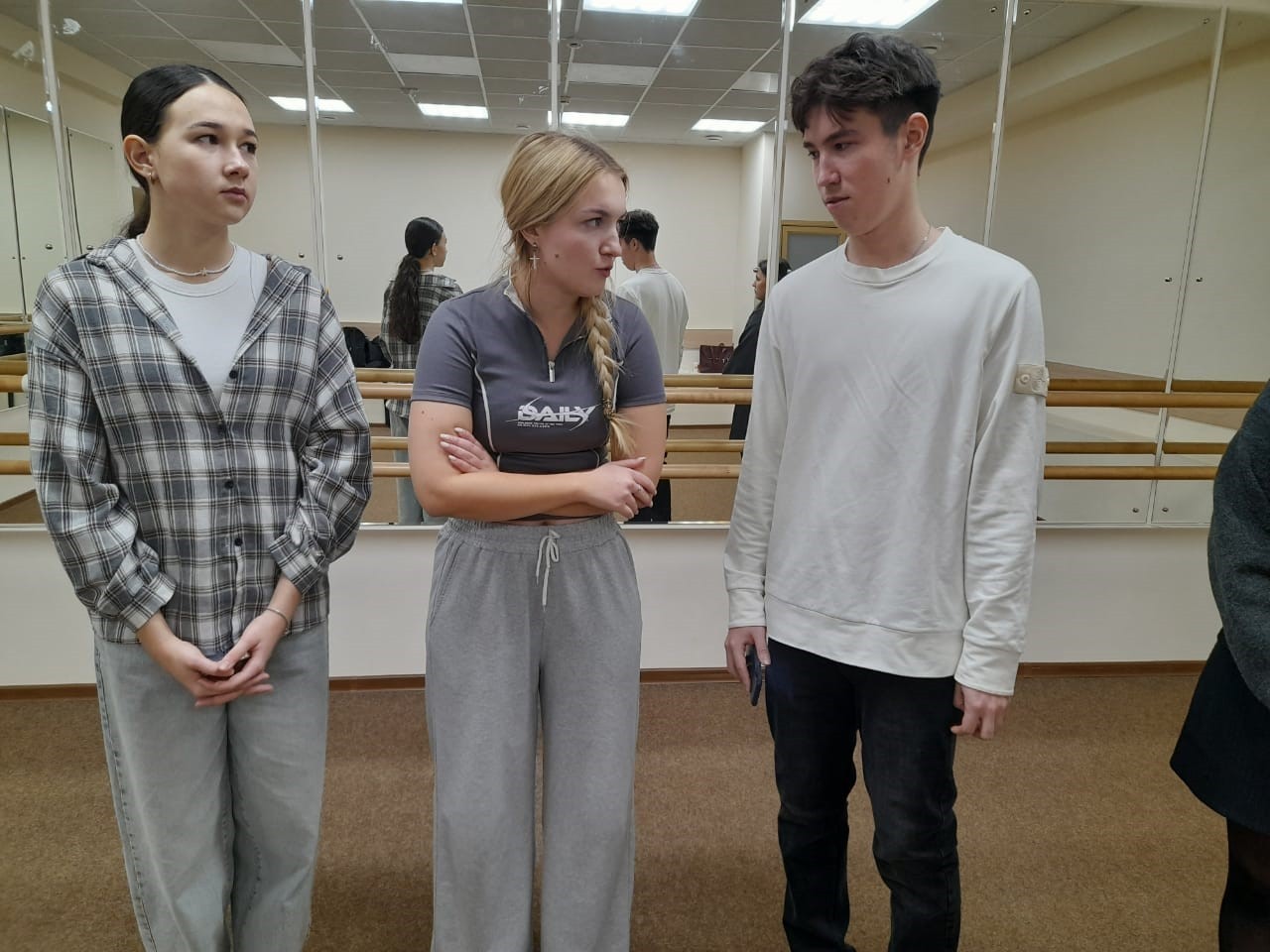 Студенческий театр ИПО 'ТРИУМФ' готовится к выступлению на Конкурсе Студенческий театр ИПО 'ТРИУМФ' готовится к выступлению на Конкурсе