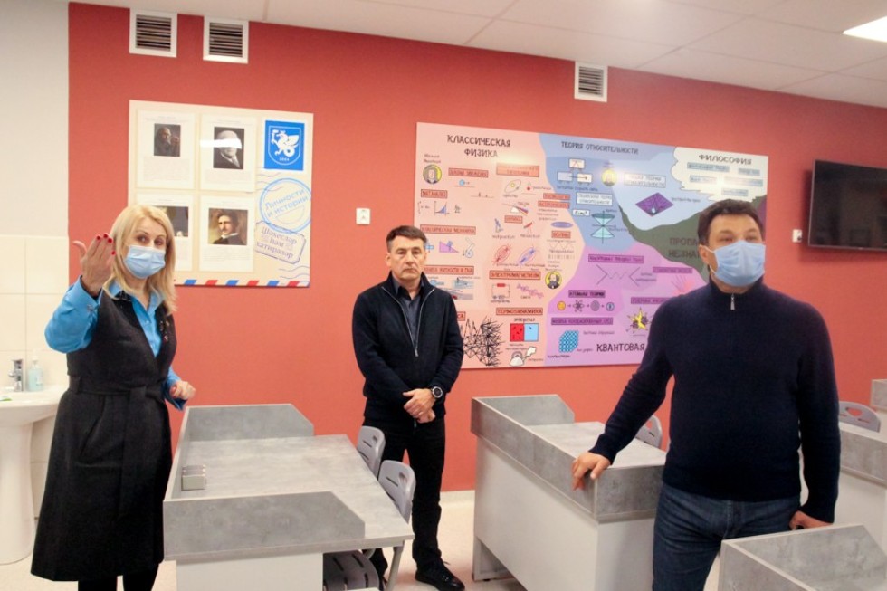 Глава ЕМР Рустем Нуриев и депутат Госсовета РТ Леонид Барышев посетили 'Университетскую' школу Глава ЕМР Рустем Нуриев и депутат Госсовета РТ Леонид Барышев посетили 'Университетскую' школу