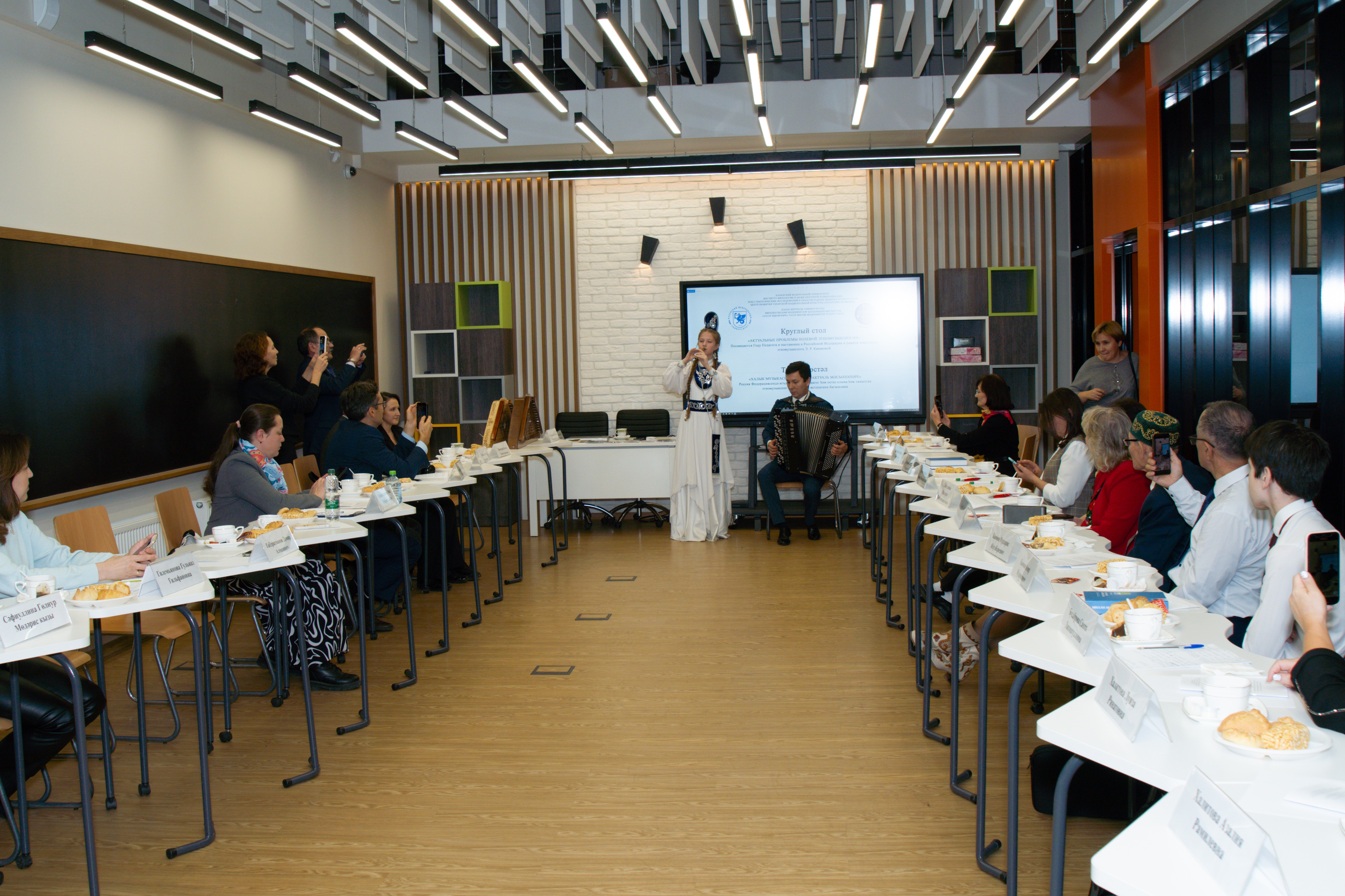 Галимнәр халык музыкасын җыюның актуаль мәсьәләләре турында фикер алыштылар Галимнәр халык музыкасын җыюның актуаль мәсьәләләре турында фикер алыштылар