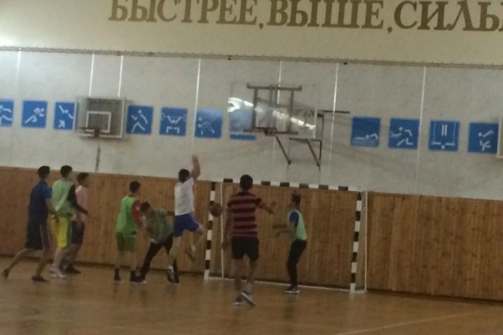 Первокурсники продолжают состязаться в различных видах спорта Первокурсники продолжают состязаться в различных видах спорта