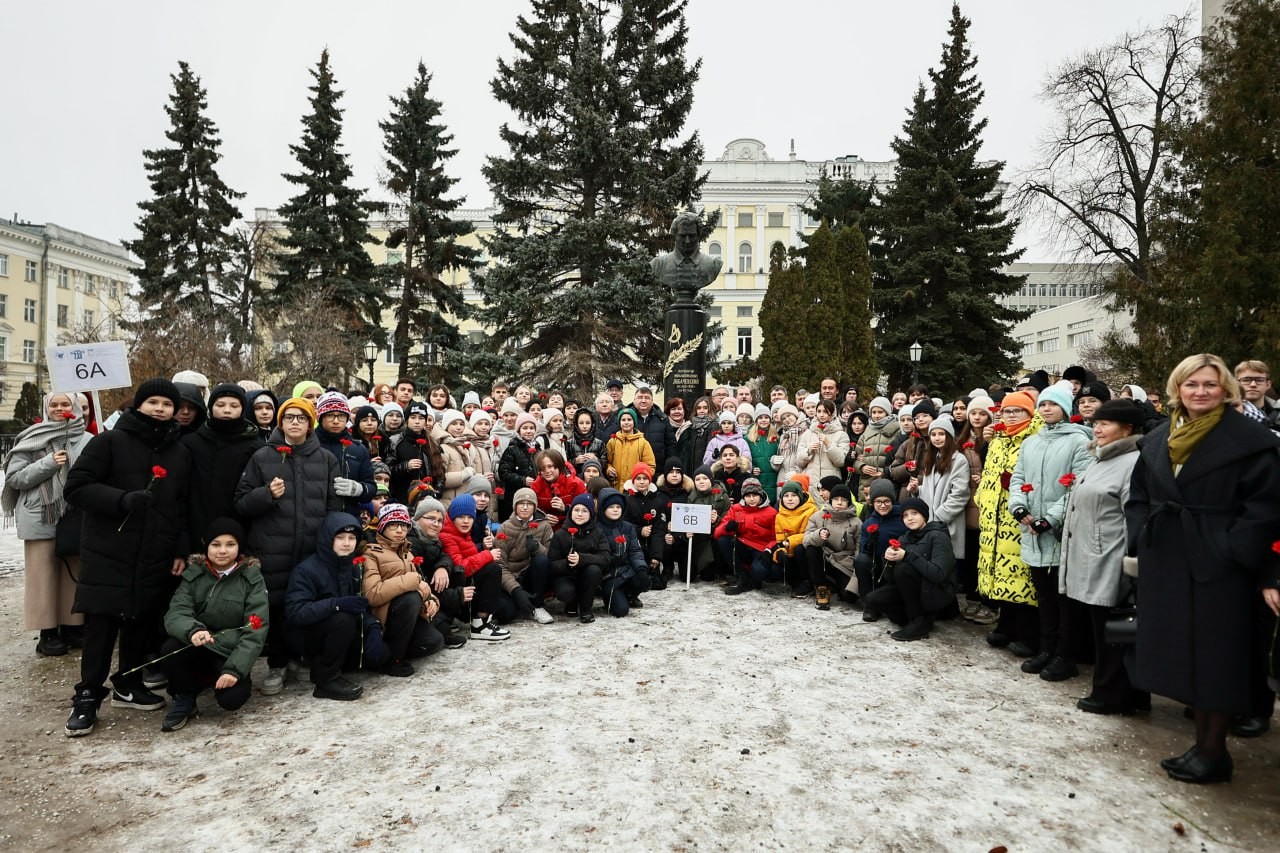 Ректор КФУ Ленар Сафин: 'Честь и долг почтить память великого ученого, так много сделавшего для развития науки и Казанского университета' Ректор КФУ Ленар Сафин: 'Честь и долг почтить память великого ученого, так много сделавшего для развития науки и Казанского университета'