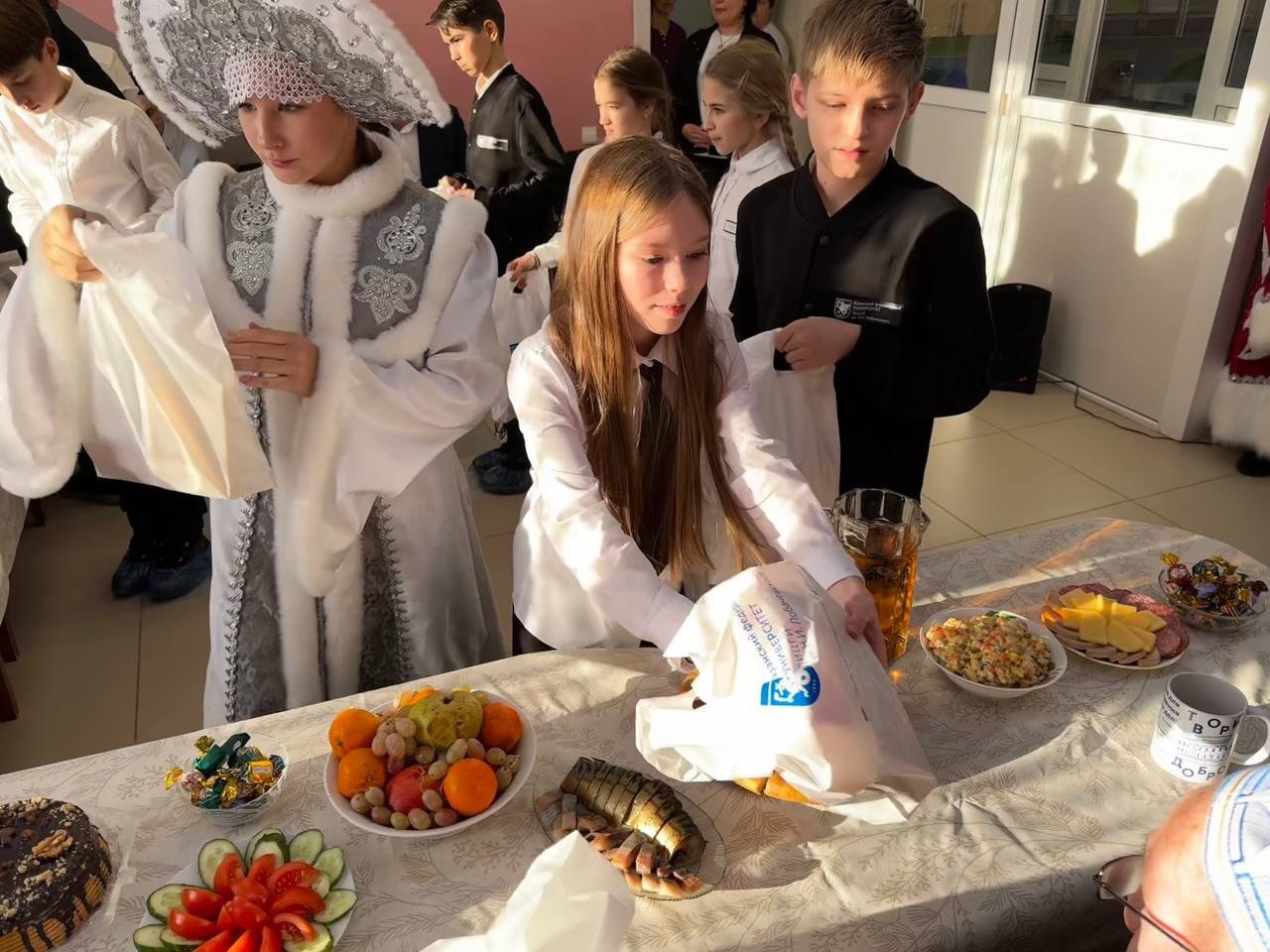 Лицеисты поздравили жителей Кайбицкого дома-интерната для престарелых и инвалидов с наступающим Новым годом Лицеисты поздравили жителей Кайбицкого дома-интерната для престарелых и инвалидов с наступающим Новым годом