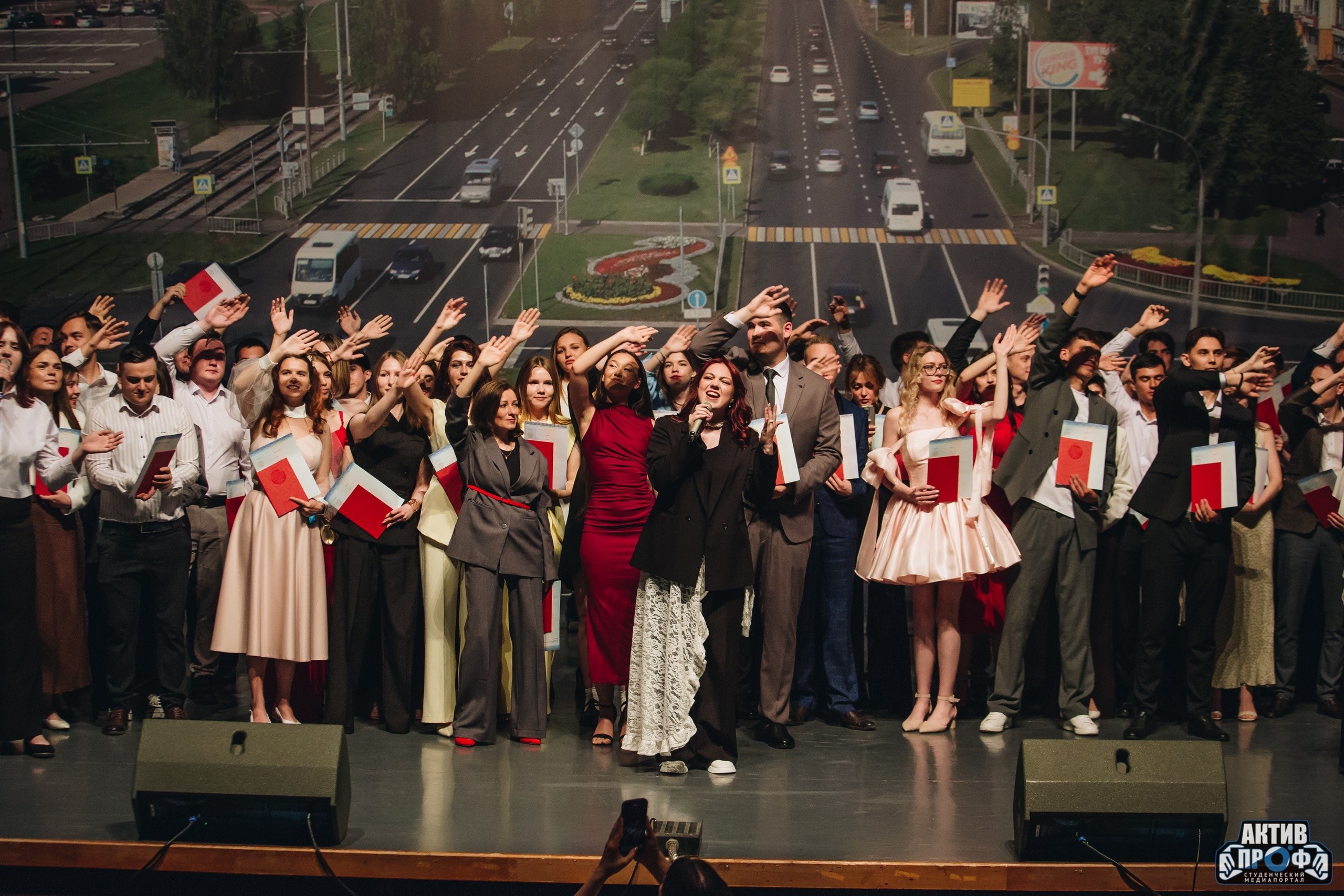 Церемония вручения дипломов с отличием выпускникам НЧИ КФУ Церемония вручения дипломов с отличием выпускникам НЧИ КФУ