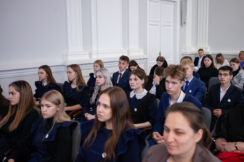 Сегодня в рамках XI Международных Цветаевских чтений во всех учебных заведениях города прошел Единый урок 'Читаем Цветаеву'. Сегодня в рамках XI Международных Цветаевских чтений во всех учебных заведениях города прошел Единый урок 'Читаем Цветаеву'.