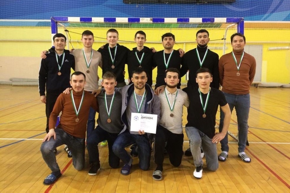 Команда Елабужского института КФУ стала призером соревнований по мини-футболу Команда Елабужского института КФУ стала призером соревнований по мини-футболу