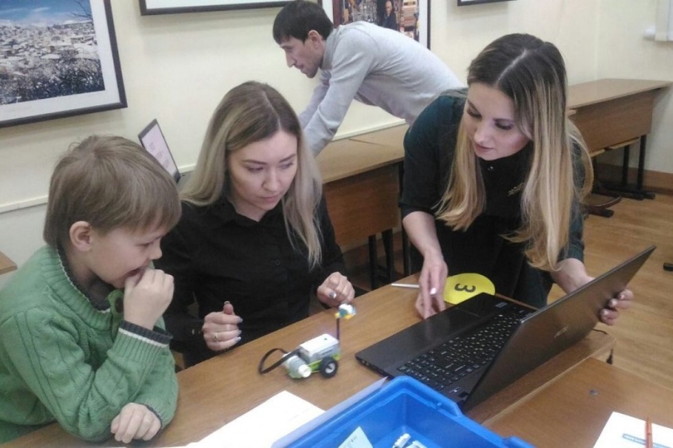 Сразу три площадки представили преподаватели кафедры математики и прикладной информатики и студенты на 'Ночь науки' Сразу три площадки представили преподаватели кафедры математики и прикладной информатики и студенты на 'Ночь науки'