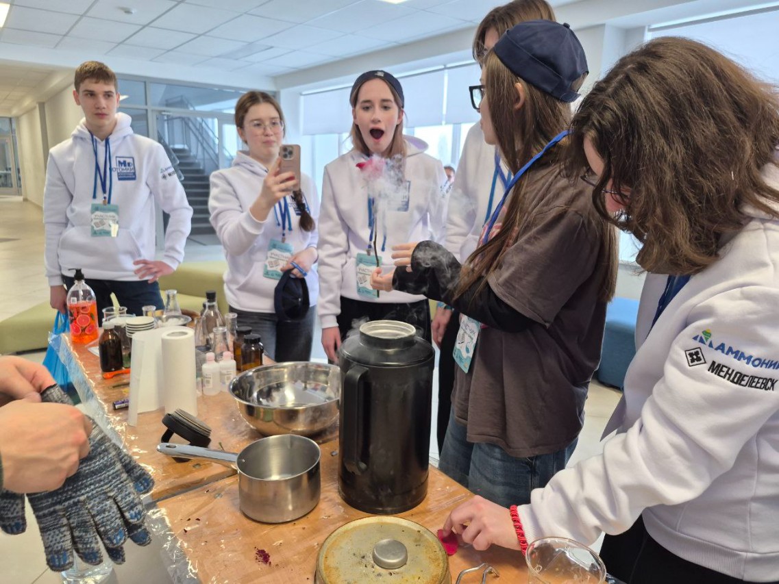 Студент Химического института организовал Химическое шоу в Менделеевске Студент Химического института организовал Химическое шоу в Менделеевске