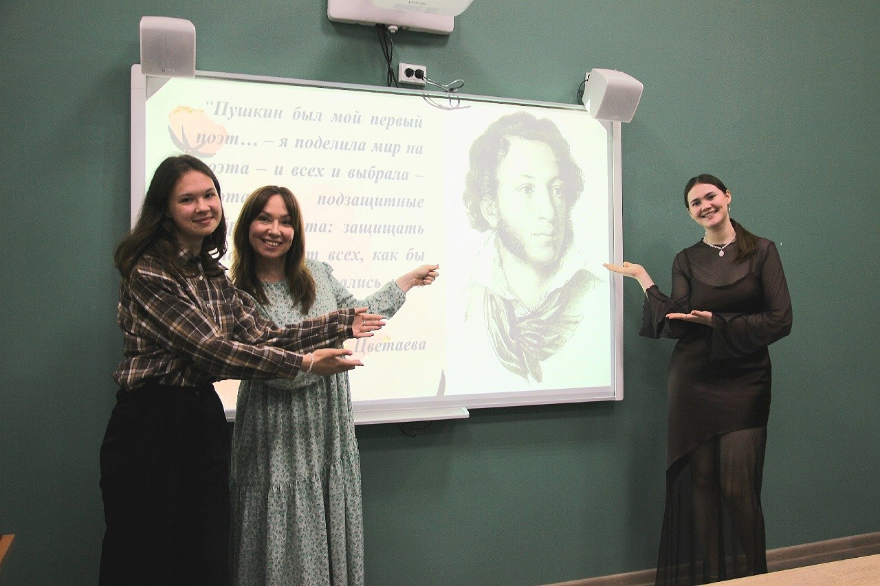 В Елабужском институте прошла интерактивная лекция в рамках Пушкинского дня России В Елабужском институте прошла интерактивная лекция в рамках Пушкинского дня России