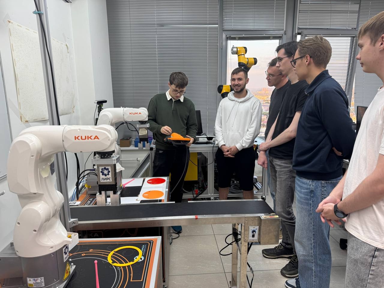 Студенты 2 курса магистратуры посетили практическое занятие с роботом-манипулятором KUKA KR3 Студенты 2 курса магистратуры посетили практическое занятие с роботом-манипулятором KUKA KR3