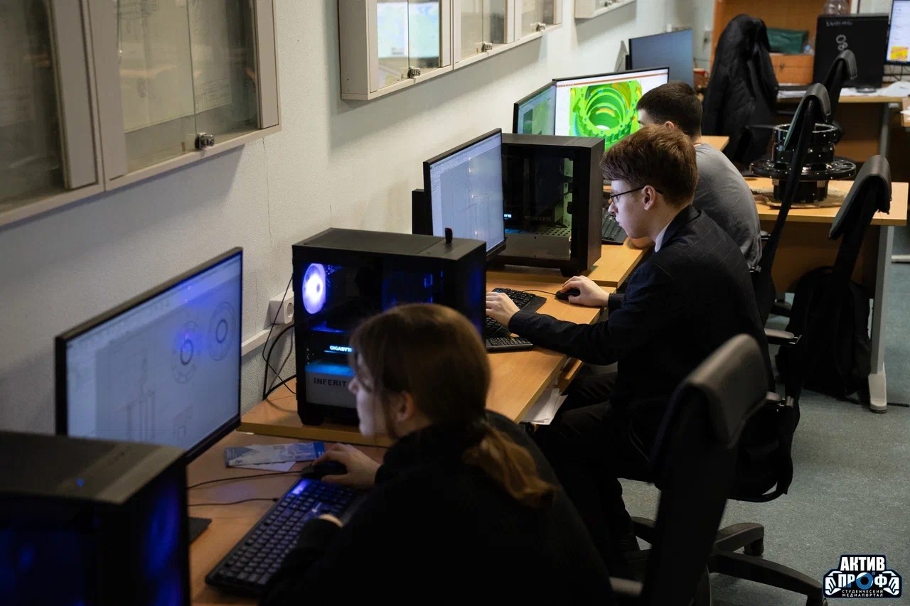 Инженеры со студенческой скамьи Инженеры со студенческой скамьи