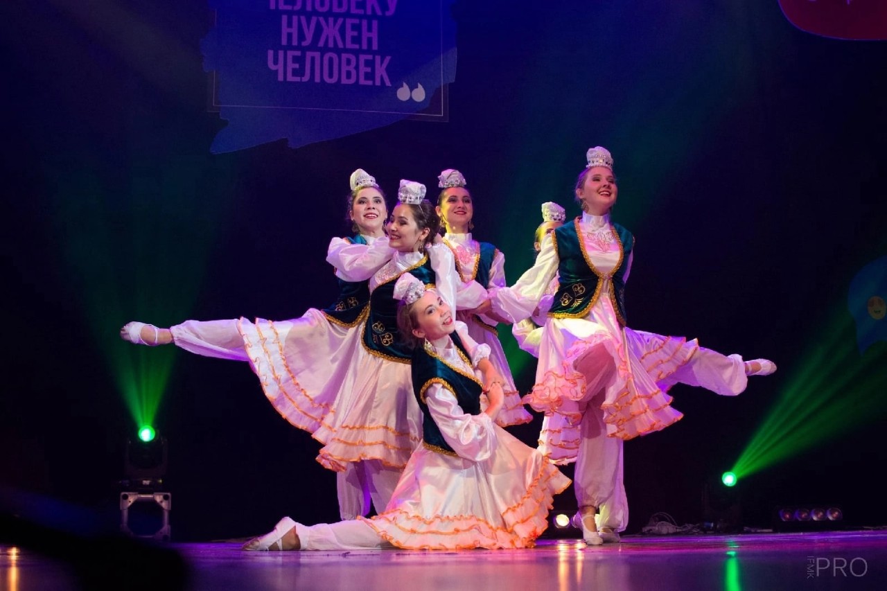 Танцевальный коллектив 'Яшьлек' Танцевальный коллектив 'Яшьлек'