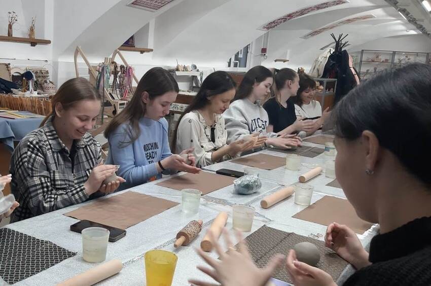 Студенты посетили мастер-класс по изготовлению глиняной тарелки Студенты посетили мастер-класс по изготовлению глиняной тарелки