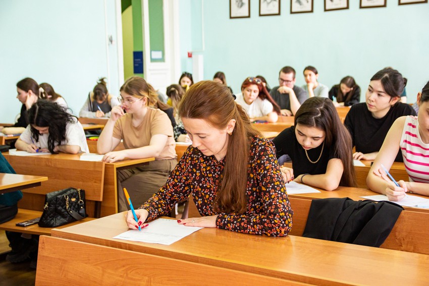 'Тотальный диктант' написали в Елабужском институте КФУ 'Тотальный диктант' написали в Елабужском институте КФУ