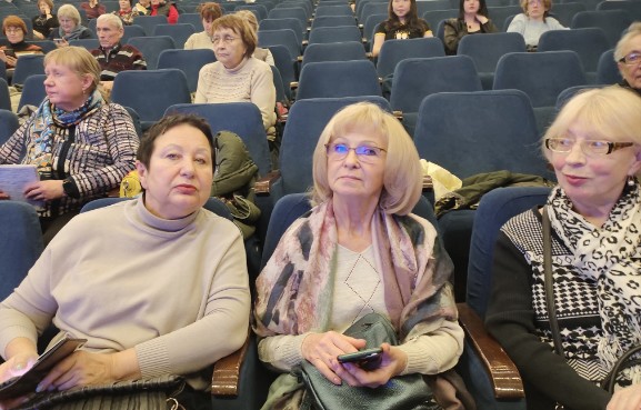 Студенты элегантного возраста прослушали лекцию Студенты элегантного возраста прослушали лекцию