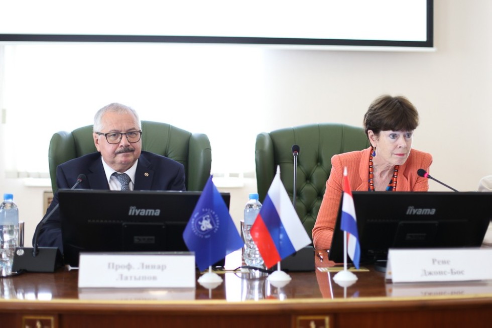 Netherlands Ambassador Renée Jones-Bos met with students at the Institute of International Relations