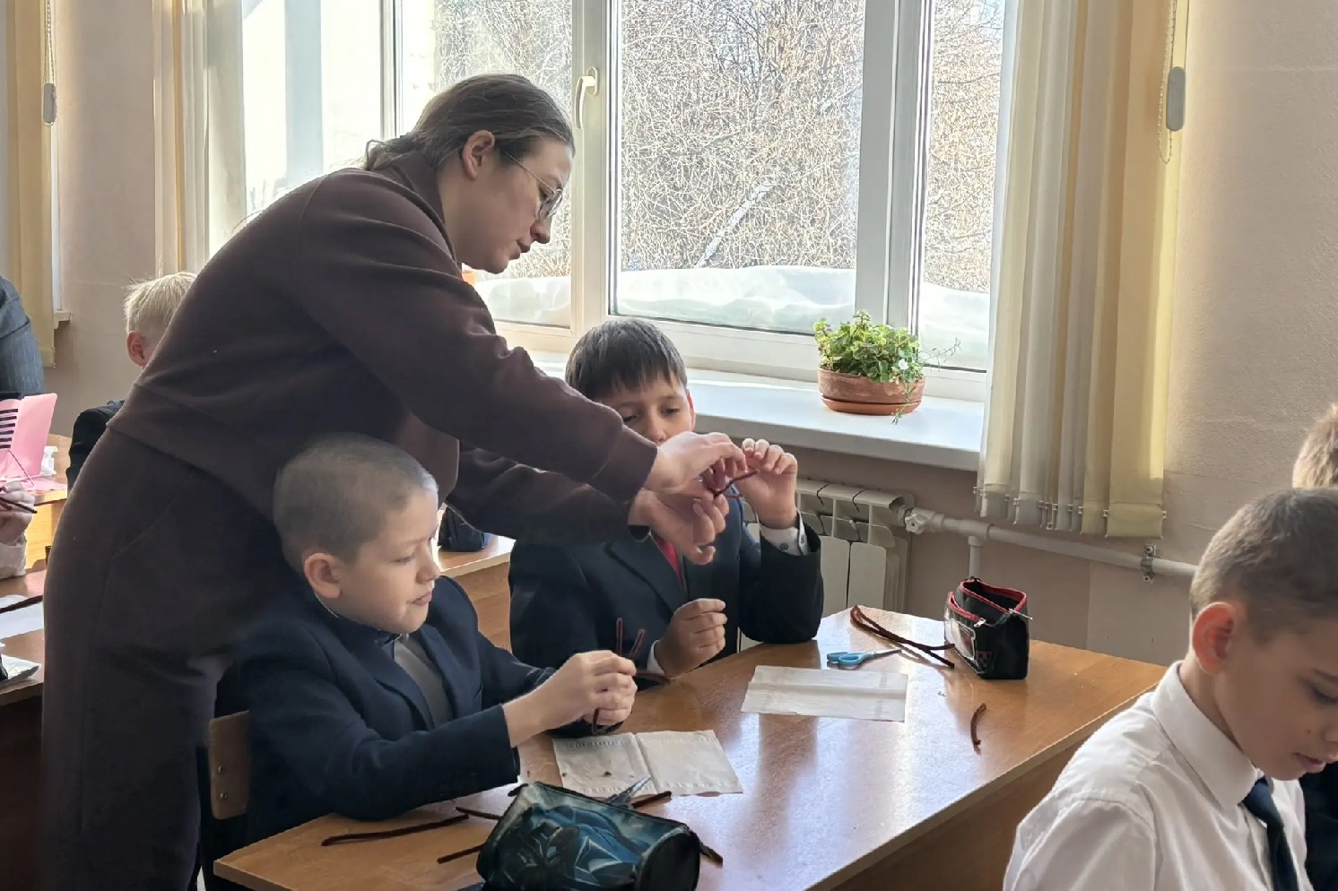 'НЕскучная наука': студенты КФУ превратили синельную проволоку в тюльпаны и пауков для елабужских младшеклассников 'НЕскучная наука': студенты КФУ превратили синельную проволоку в тюльпаны и пауков для елабужских младшеклассников