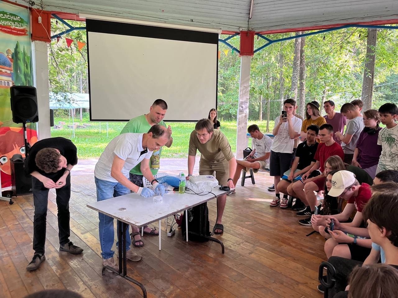 Проф. Прошин прочитал лекцию по сверхпроводимости для школьников в лагере 'Квант' Проф. Прошин прочитал лекцию по сверхпроводимости для школьников в лагере 'Квант'