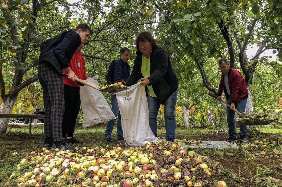 В Елабужском институте КФУ состоялся субботник В Елабужском институте КФУ состоялся субботник