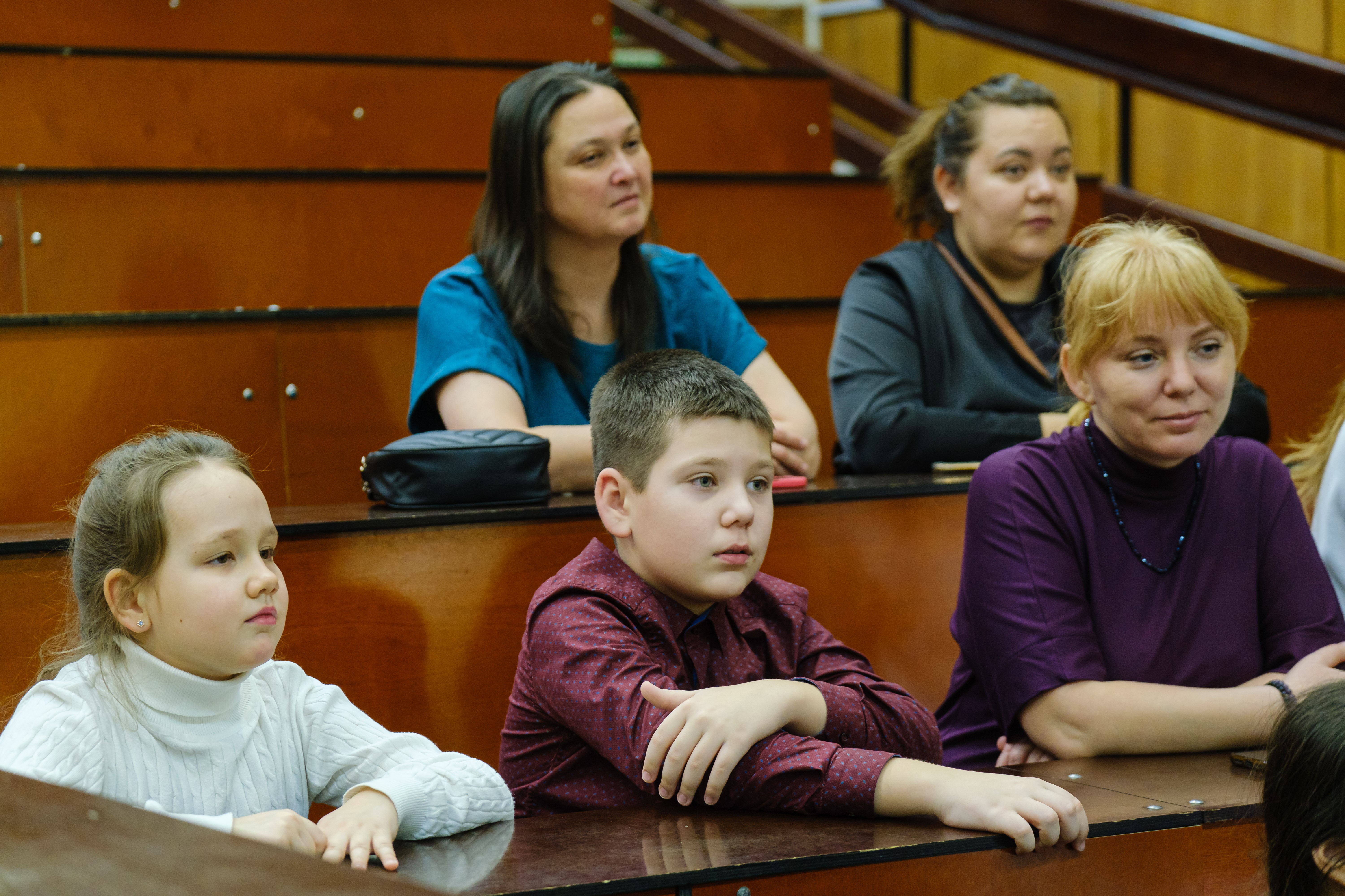 Институтом физики были проведены лабораторные эксперименты для школьников ? юных авторов детских книг Институтом физики были проведены лабораторные эксперименты для школьников ? юных авторов детских книг