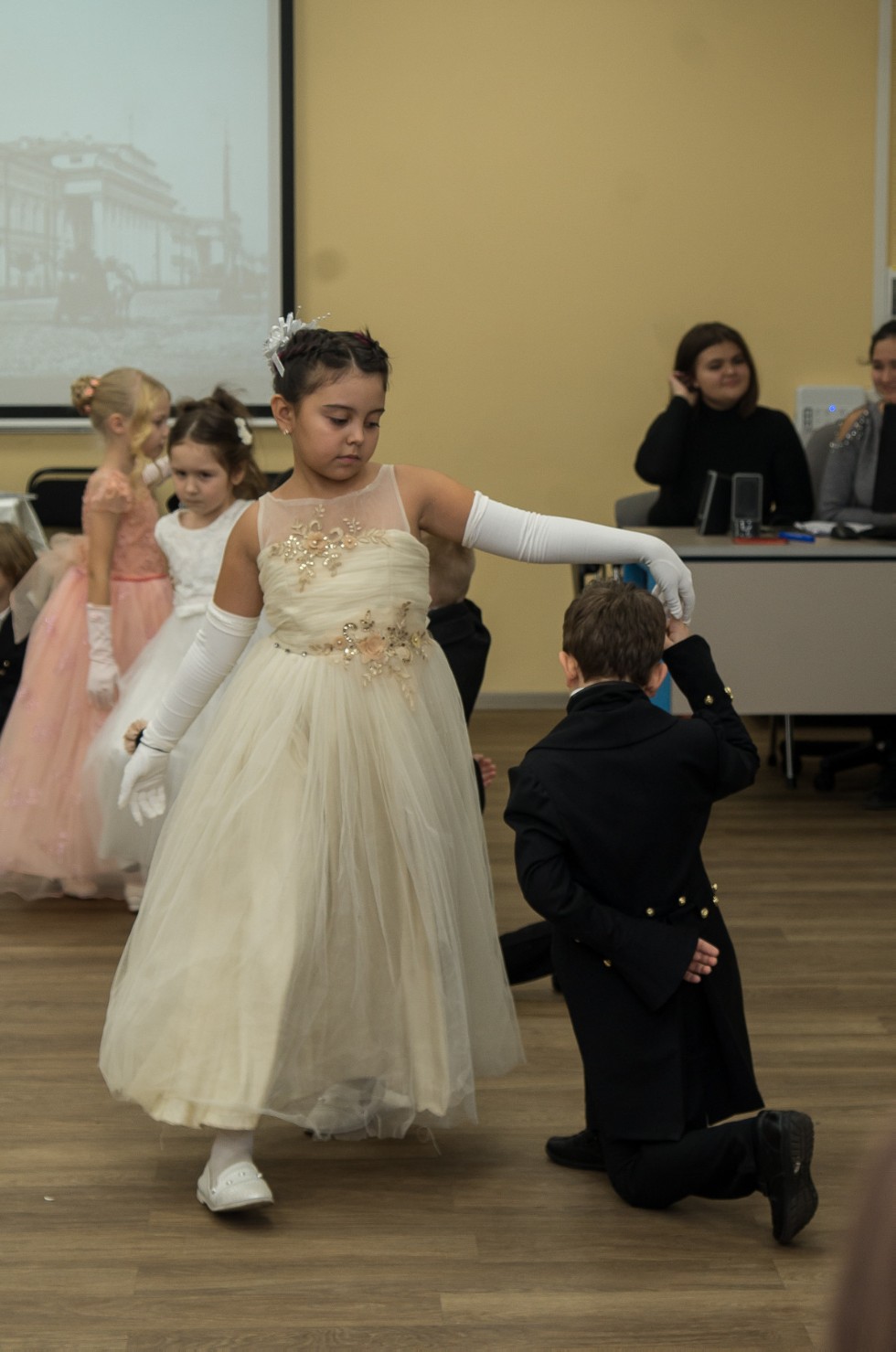 В детском театре КФУ 'Радуга' прошла премьера спектакля 'Россия мне раскрылась в тебе, Казанский университет!' В детском театре КФУ 'Радуга' прошла премьера спектакля 'Россия мне раскрылась в тебе, Казанский университет!'